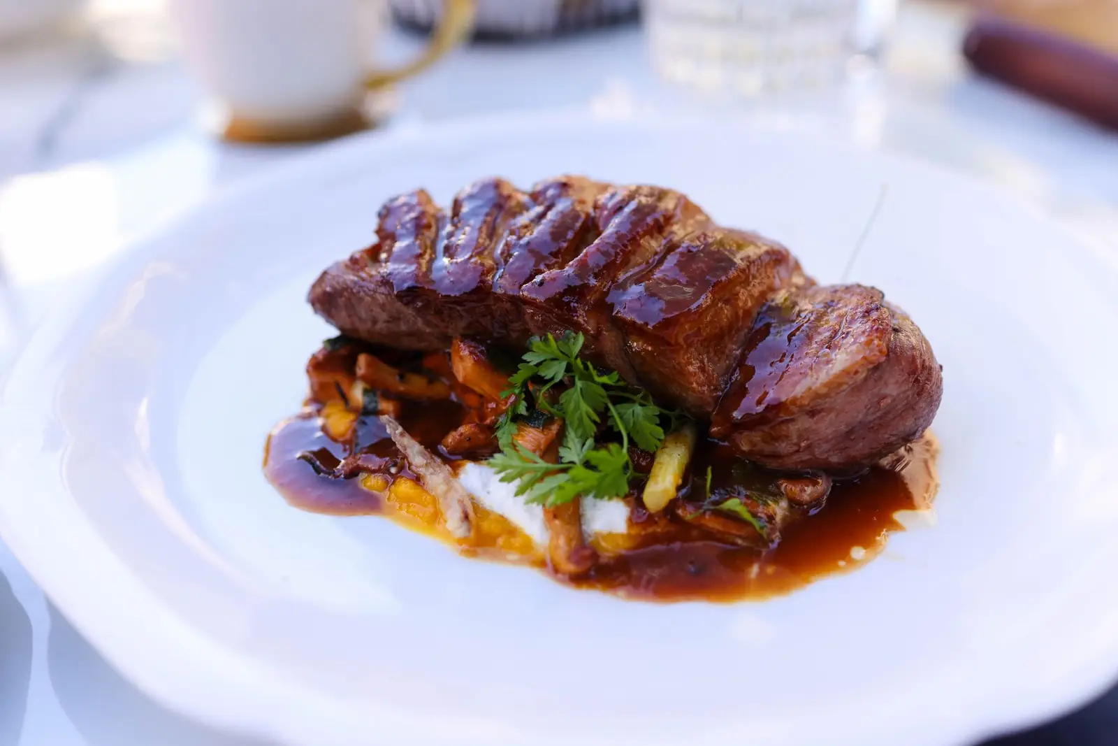 Dining detail at Nivelistay Guide