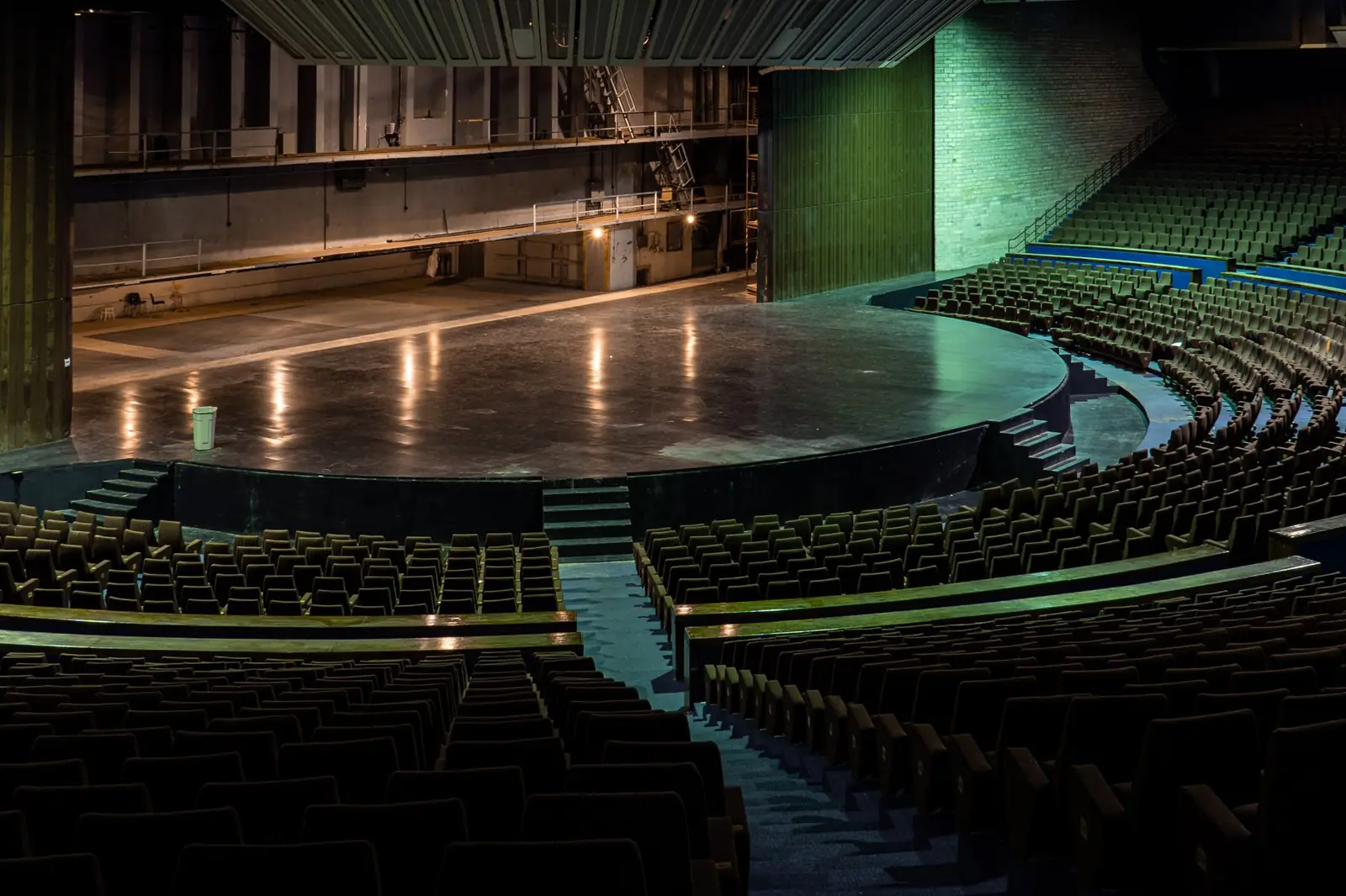 Entertainment venue at Nivelistay Guide